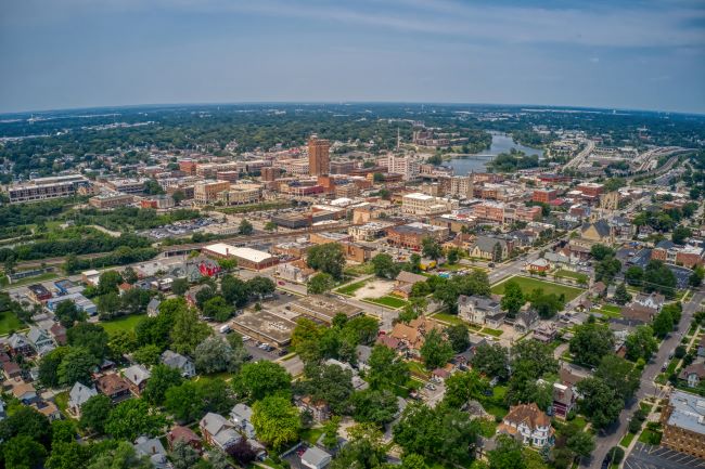 an amazing overview of aurora where a suburb can be seen 