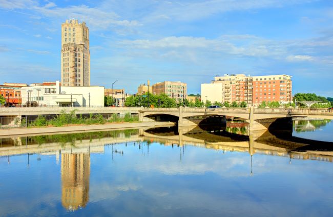 an image from fox river that is located in elgin illinois facing the city